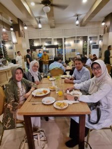 Keakraban dalam suasana ramah tamah dan menikmati makan malam.